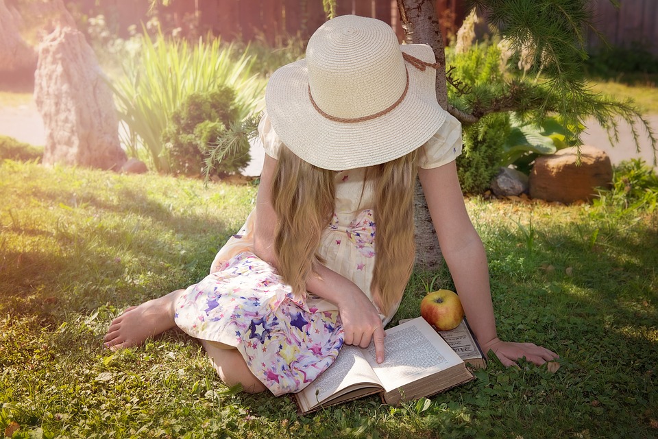 Illustration d'une jeune fille en train de lire.