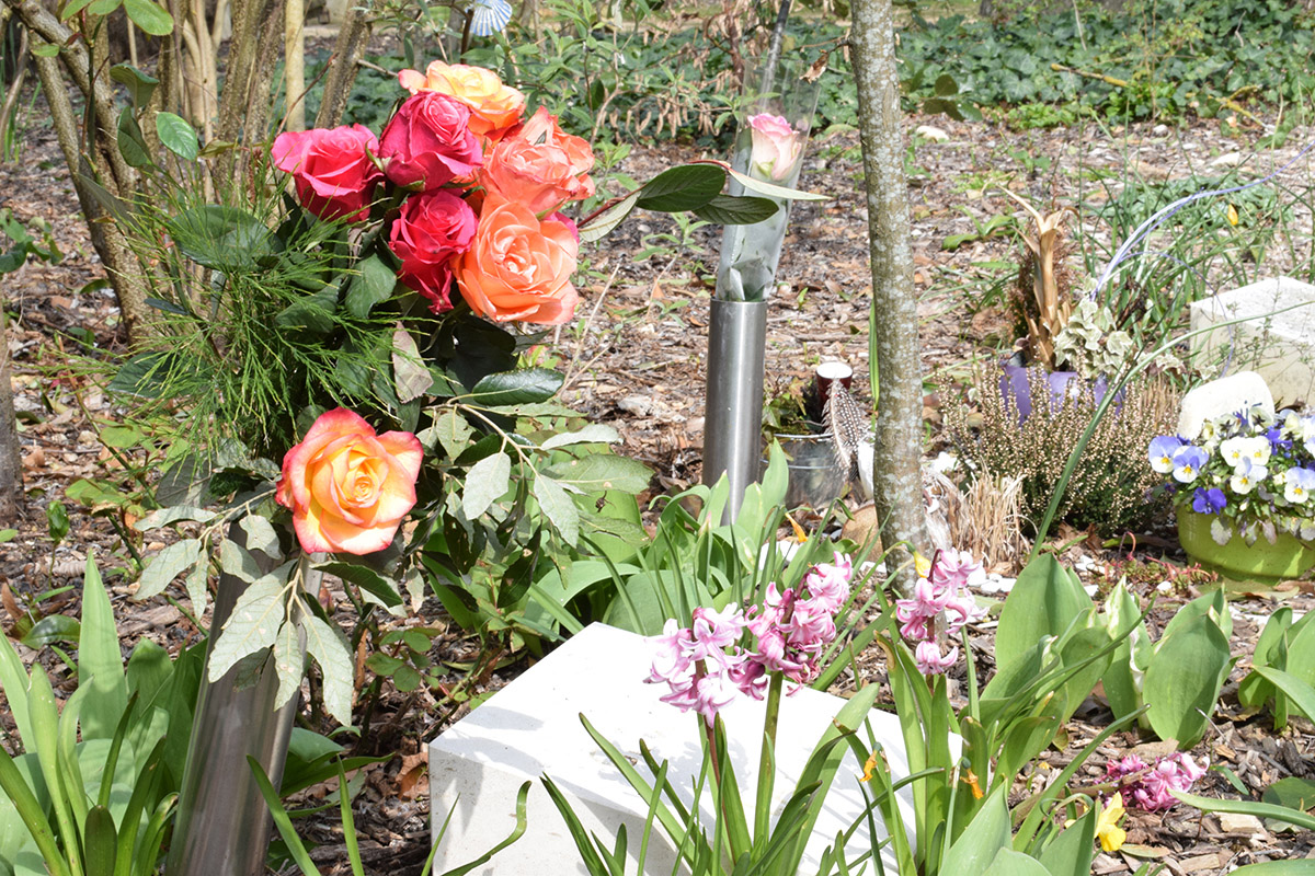 Un bloc de pierre, où est gravé le nom d'un·e défunt·e, signale la présence d'une urne funéraire. Elle contient les cendres d'une personne ayant eu recours à la crémation.